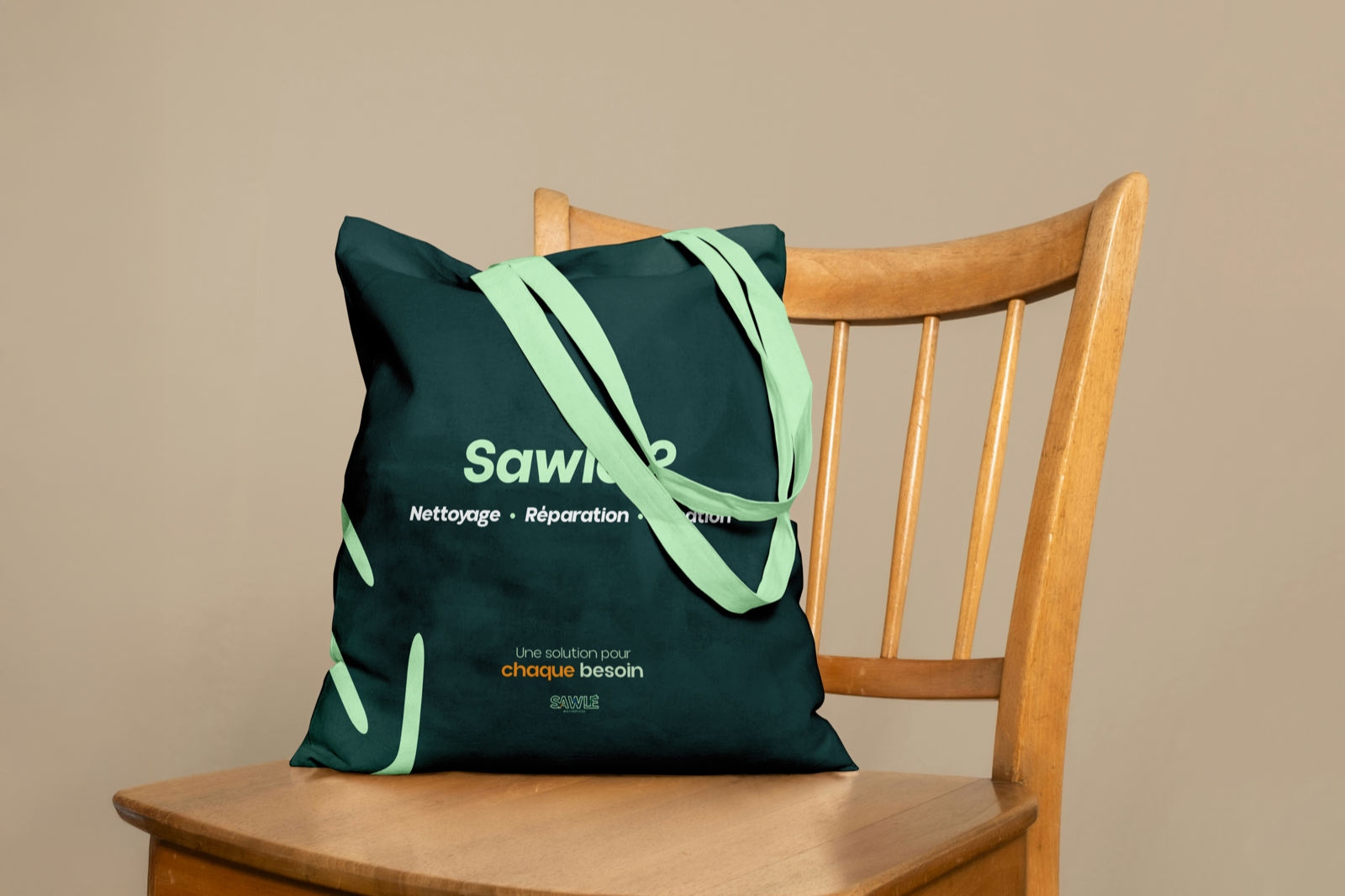 Tote bag Sawlé posé sur une chaise en bois
